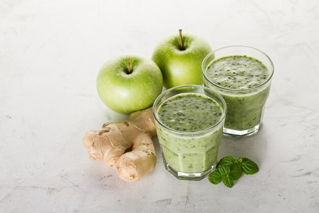 Twee verse groene smoothies