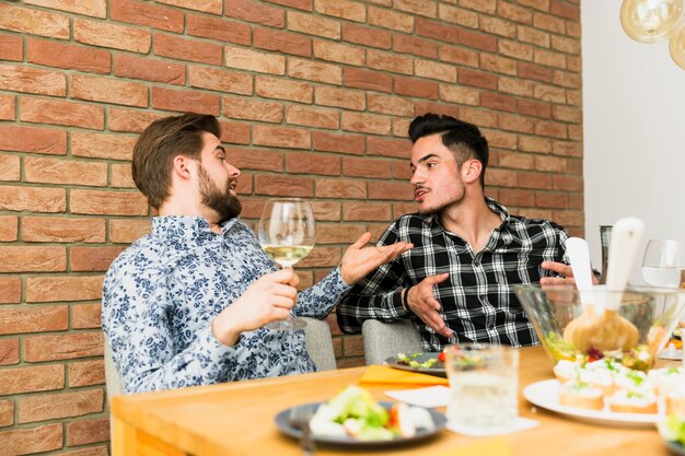 Twee vrienden die met rente bespreken