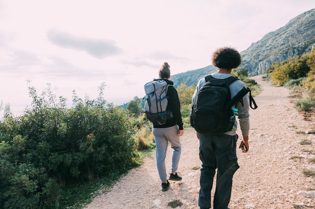 Gratis foto twee vrienden die samen wandelen