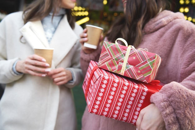 Twee vrienden op kerstmarkt met kerstcadeautjes