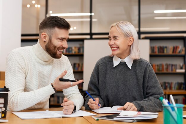 Twee vrienden praten en lachen tijdens studiesessie