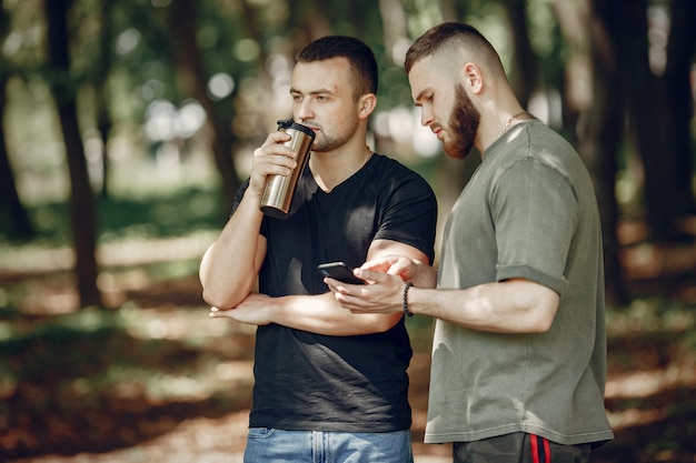 Twee vrienden rusten uit in een bos