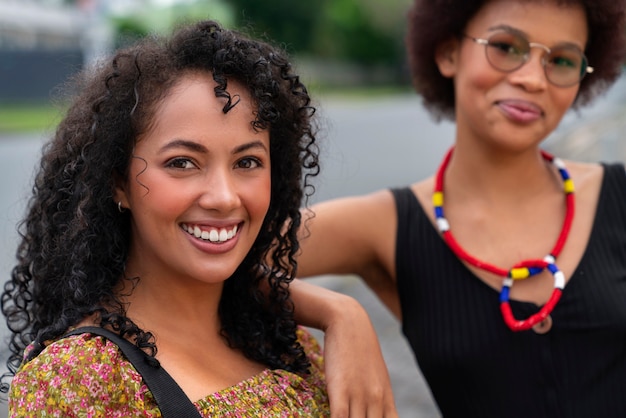 Gratis foto twee vriendinnen samen plezier buitenshuis