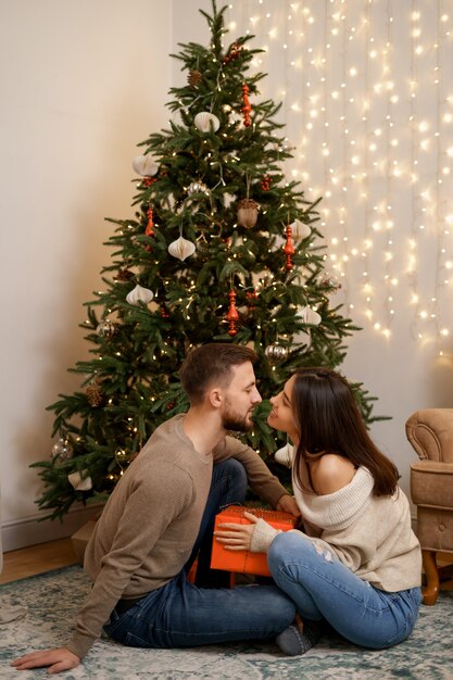 Twee vrolijke mooie zoete tedere mooie schattige schattige romantische getrouwde echtgenoten man en vrouw