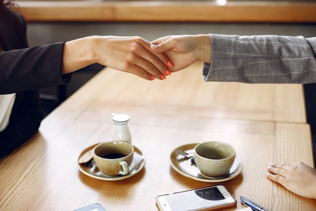 Twee vrouwelijke ondernemers werken in een café