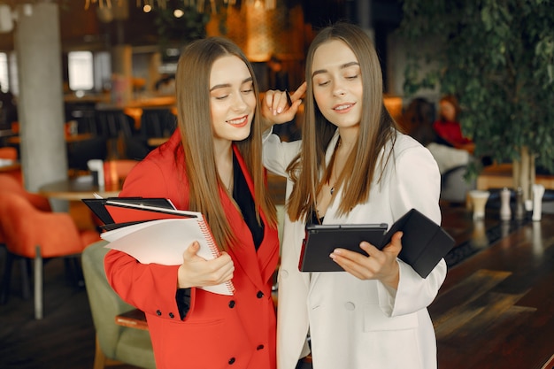 Twee vrouwelijke ondernemers werken in een café