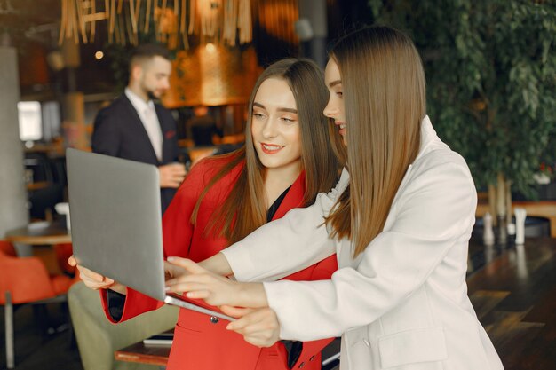 Twee vrouwelijke ondernemers werken in een café