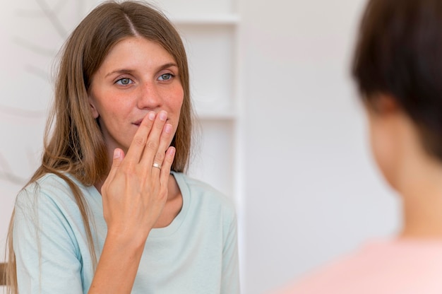 Twee vrouwen die een gesprek voeren in gebarentaal