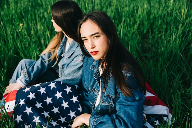 Gratis foto twee vrouwen die op gras zitten