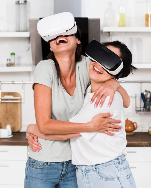 Twee vrouwen die thuis plezier hebben met virtual reality headset