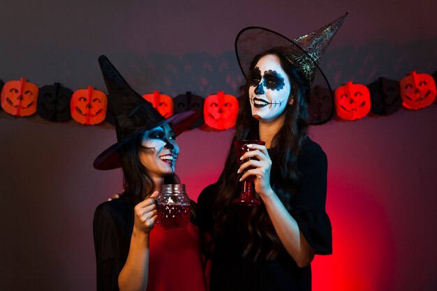 Twee vrouwen gekleed als heksen