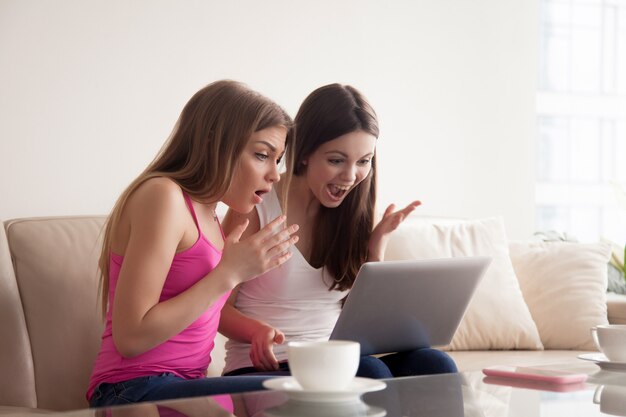 Twee vrouwen geschrokken met kortingen op online verkoop