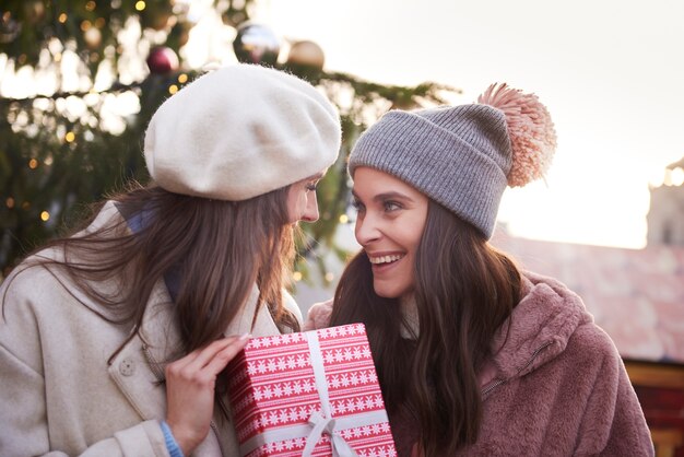 Twee vrouwen met een kerstcadeau