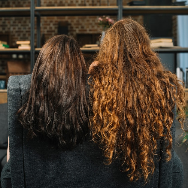 Gratis foto twee vrouwen met lange golvende haren