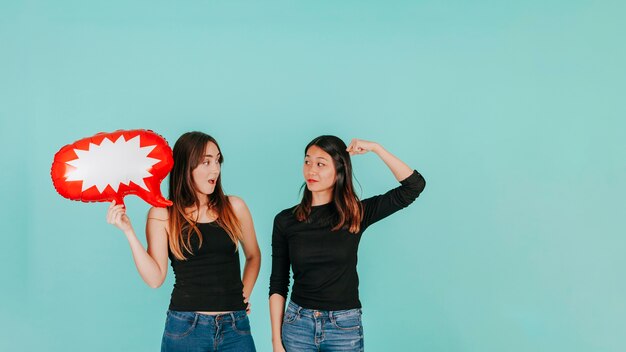 Twee vrouwen met spraakballon praten