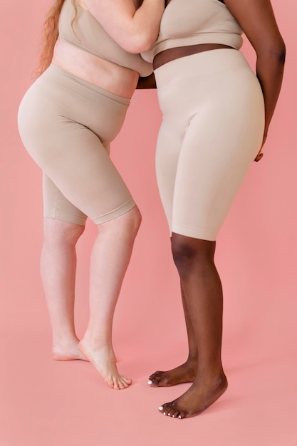 Gratis foto twee vrouwen poseren terwijl ze een bodyshaper dragen