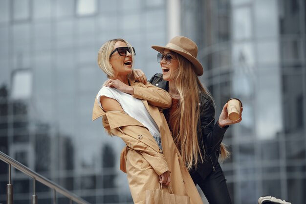 Twee vrouwen staan in een herfststad