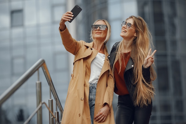 Twee vrouwen staan in een herfststad