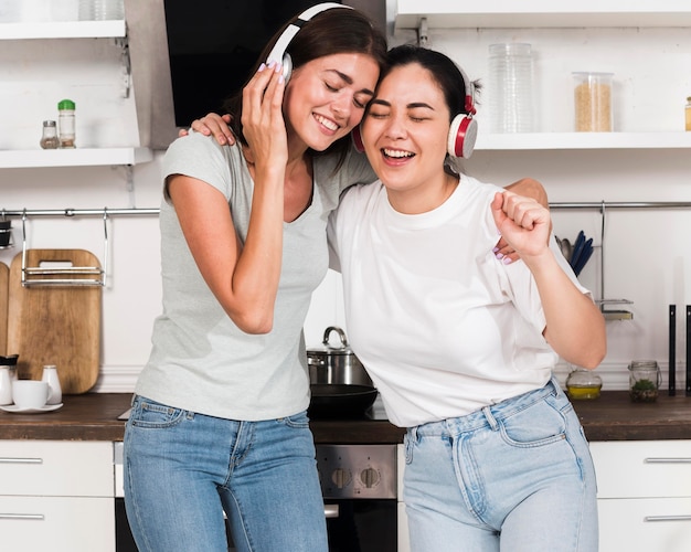 Twee vrouwen zingen naar muziek op een koptelefoon