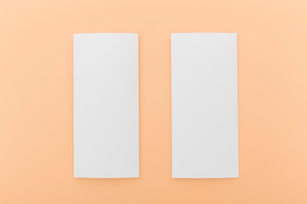 Twee witte brochures