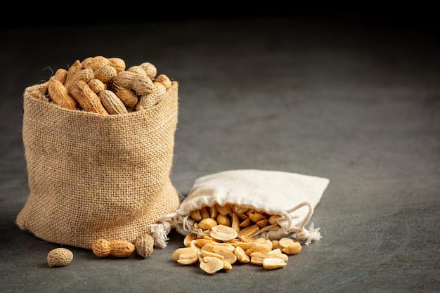 Twee zak aardnoten op een donkere achtergrond