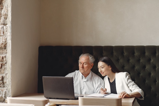 Twee zakelijke partners werken met een laptop in een café