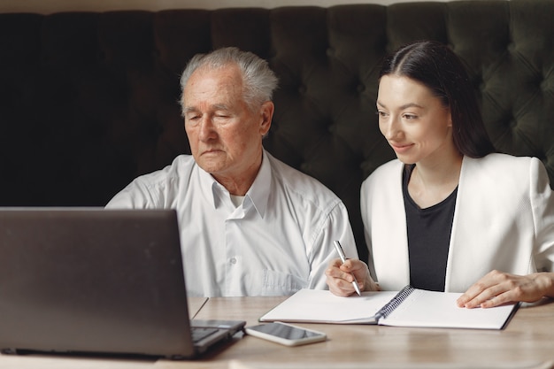 Twee zakelijke partners werken met een laptop in een café