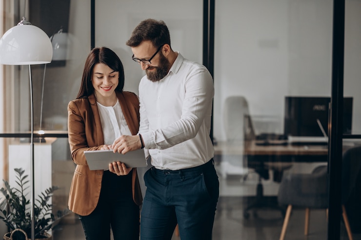 Gratis Foto twee zakenpartners die op kantoor werken