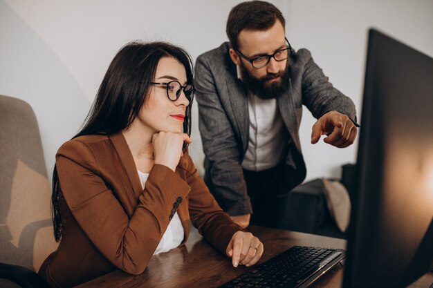 Twee zakenpartners werken samen op kantoor op de computer