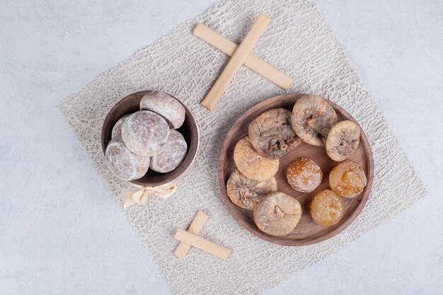 Twee zoete gebakjes op een houten bord.