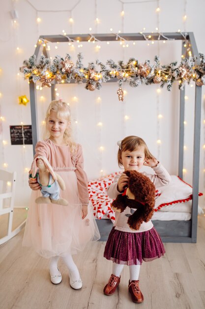 Twee zus poseren voor foto tijdens familiefotografie