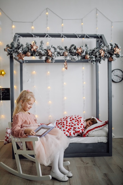 Twee zus poseren voor foto tijdens familiefotografie