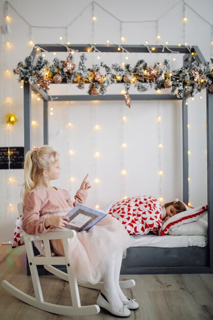 Twee zus poseren voor foto tijdens familiefotografie