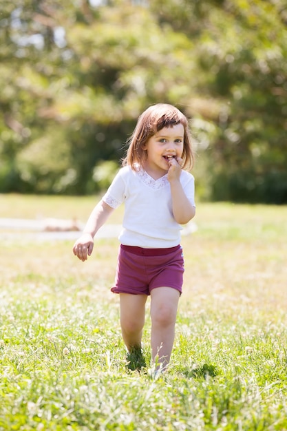 Tweejarige babymeisje in de zomer