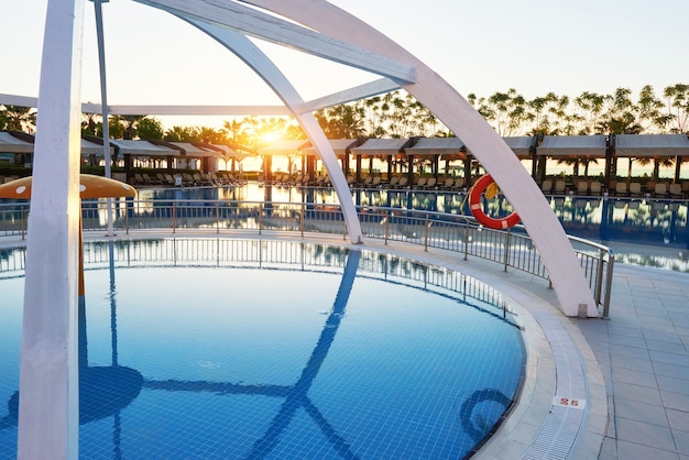 Typ entertainmentcomplex. Het populaire resort met zwembaden en waterparken in Turkije. Luxe hotel. Toevlucht.