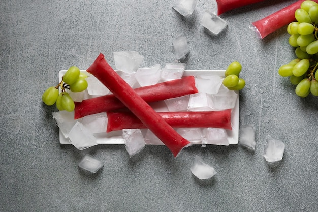 Typische Braziliaanse freezies met fruitstilleven