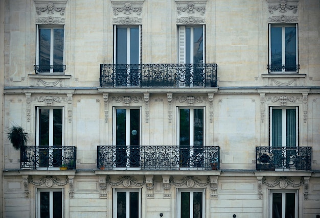 Gratis foto typische franse stijlarchitectuur in parijs.