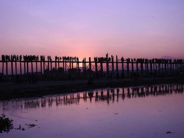 U-bein-brug in myanmar bij zonsondergang