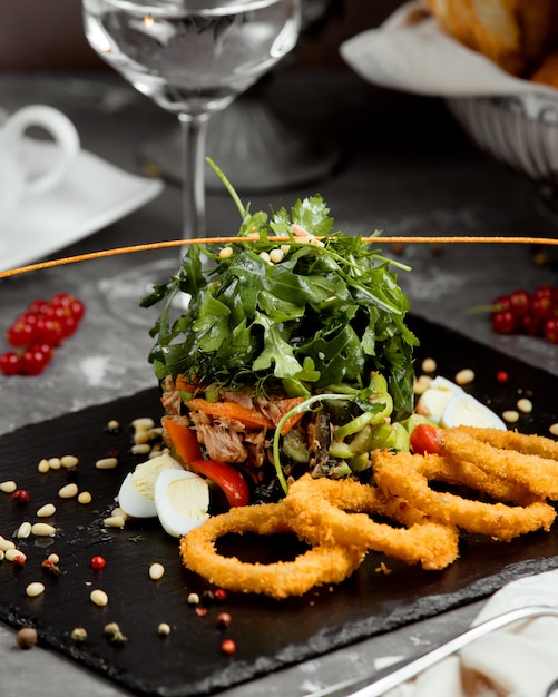 Uienringen met groentesalade