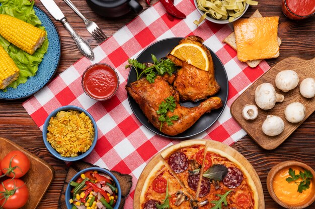 Uit de bovenkant op een tafel vol eten
