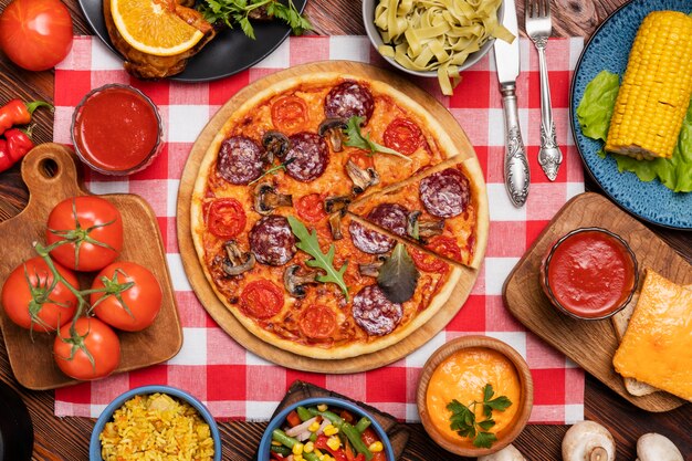 Uit de bovenkant op een tafel vol eten