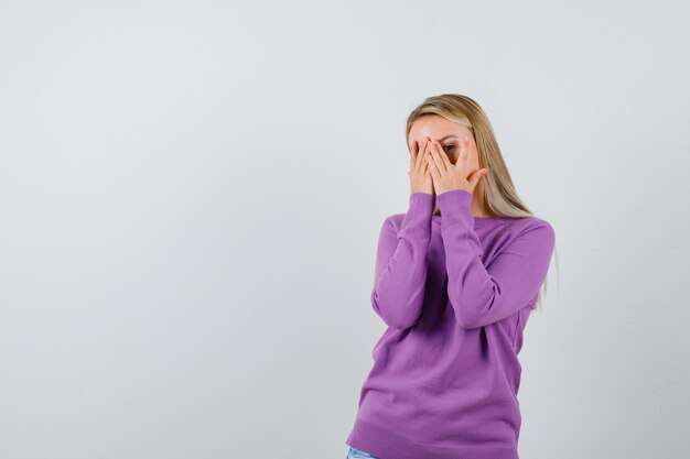 Uitdrukkende jonge vrouw poseert