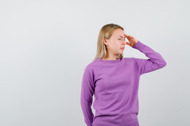 Uitdrukkende jonge vrouw poseert