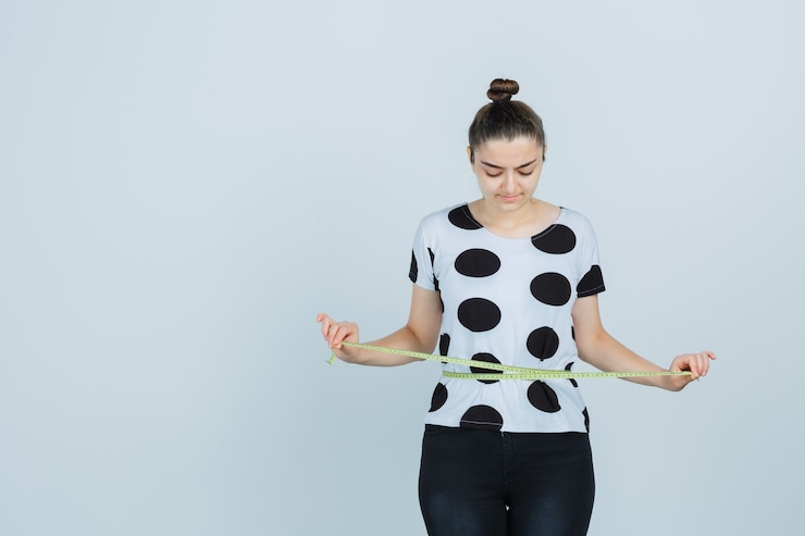 Gratis Foto uitdrukkende jonge vrouw poseert