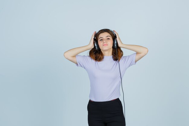Uitdrukkende jonge vrouw poseert