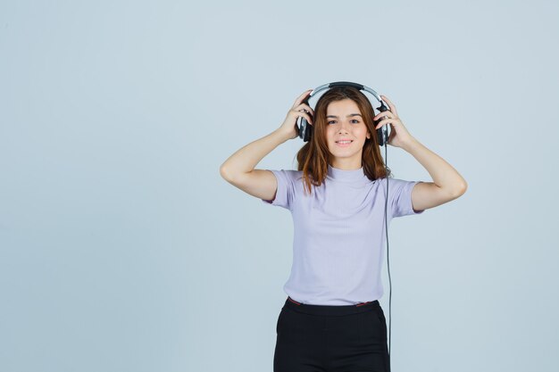 Uitdrukkende jonge vrouw poseert
