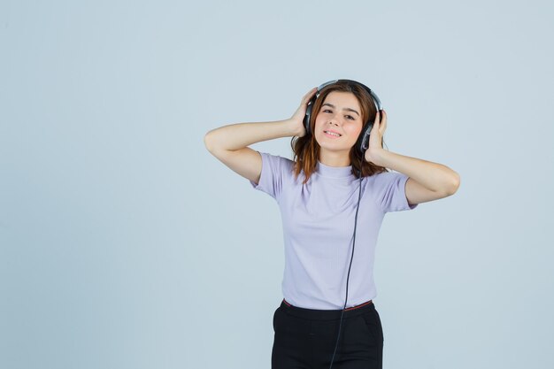 Uitdrukkende jonge vrouw poseert