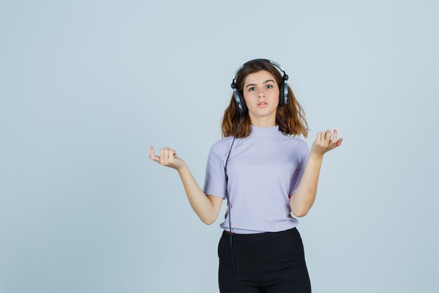 Uitdrukkende jonge vrouw poseert