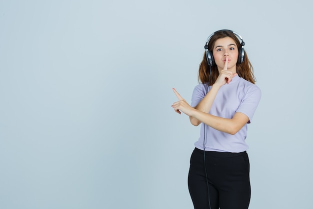 Uitdrukkende jonge vrouw poseert