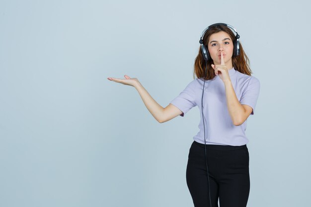 Uitdrukkende jonge vrouw poseert